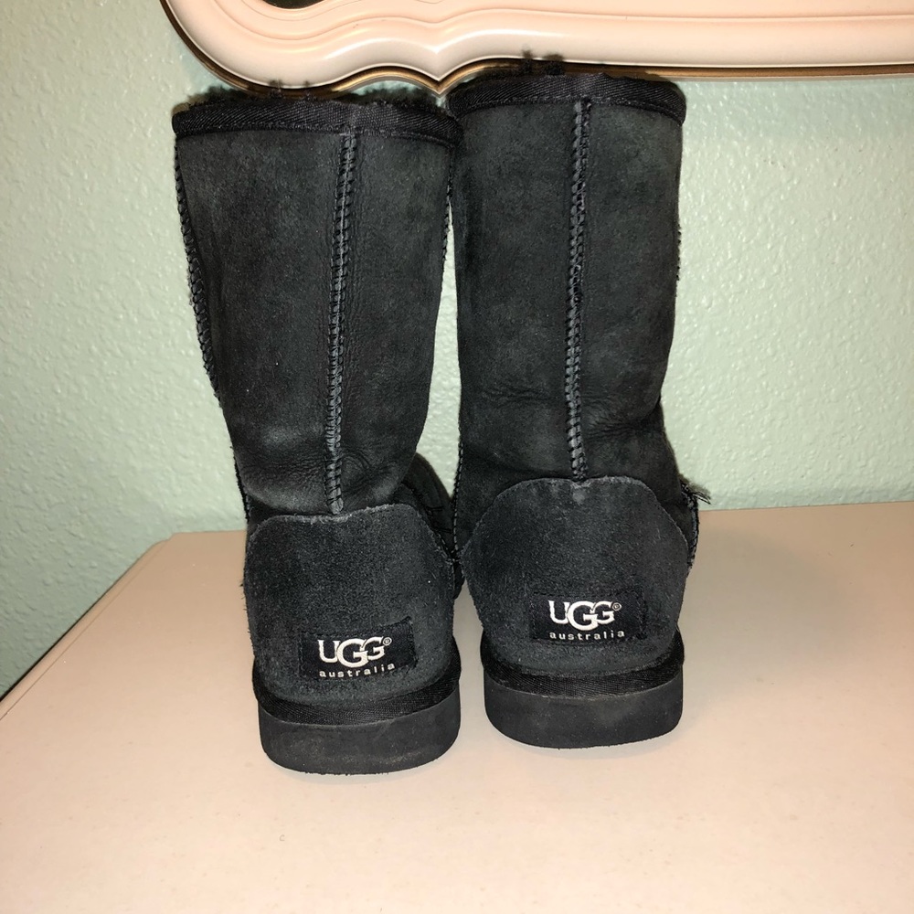 Authentic Ugg Australia Short Boot in Black - Picture 2 of 4